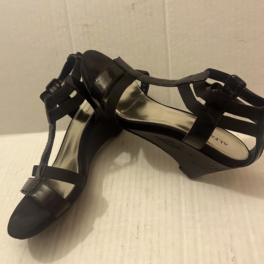 Women's Black Wedge Alfani zippered Sandals size 8